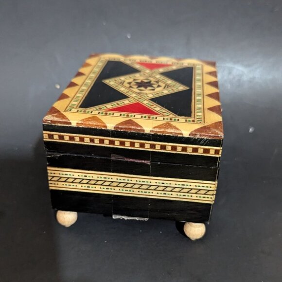 Vintage Wooden Trinket Jewelry Box With Intricate Inlaid Geometric Patterns On F - Picture 4 of 9
